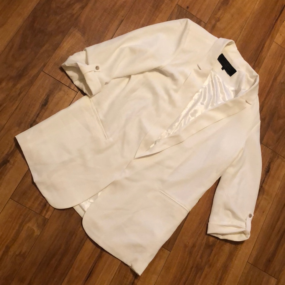 Worn once. Buckle/stoosh. White blazer jacket